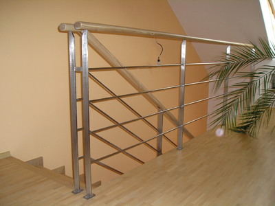 Nerezové zábradlí s dřevěným madlem