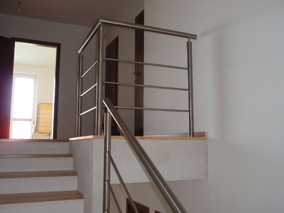 Nerezové zábradlí na schodišti a galerii