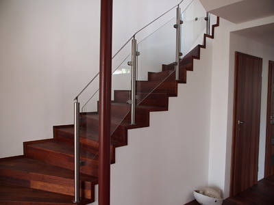 Nerezové zábradlí s bezpečnostním sklem a přípravou na dřevěné madlo