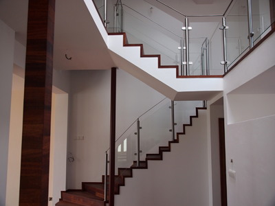 Nerezové zábradlí s bezpečnostním sklem a přípravou na dřevěné madlo