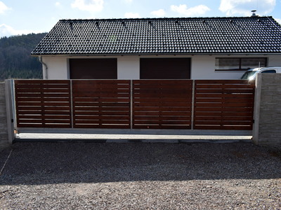 Posuvná brána s dřevěnou výplní