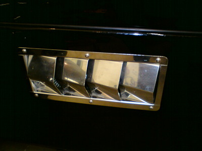 Nerezové průduchy na sportovní vůz