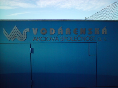 Nerezové logo a nápis