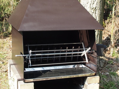 Rožeň a gril s dýmníkem u rekreační chaty