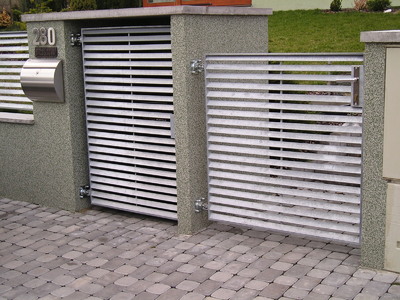 Vstupní branka a branka k popelnicím