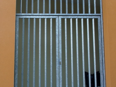 Mřížové  dveře do školní jídelny