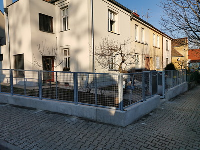 Plot s drátěnou výplní