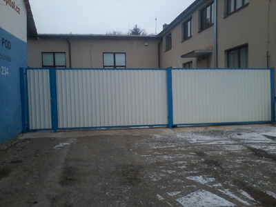 Posuvná brána s brankou