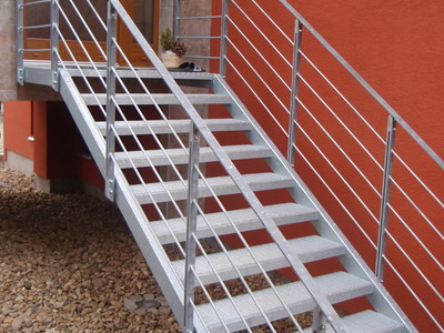 Venkovní  schodiště z tahokovových stupňů