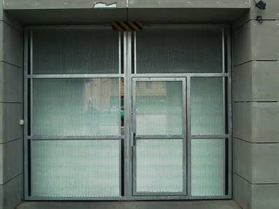 Vrata  do průjezdu s dveřmi a výplní tahokovem