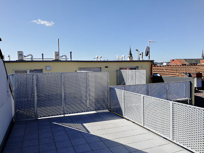 Zábradlí s tahokovovou výplní na terasách bytového domu