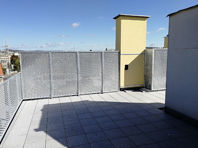 Zábradlí s tahokovovou výplní na terasách bytového domu