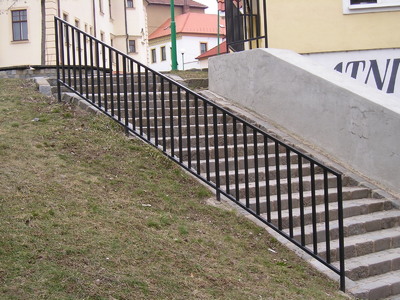 Zábradlí na náměstí v Tišnově