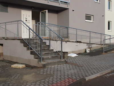 Zábradlí u vchodu do bytového domu