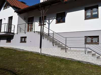 Zábradlí balkonů, teras a schodiště