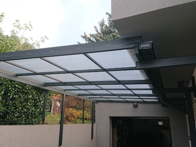 Přístřešek na automobil s polykarbonátem