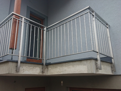 Nerezové zábradlí členitého balkonu