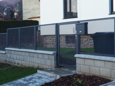 Plot s brankou vyplněné tahokovem