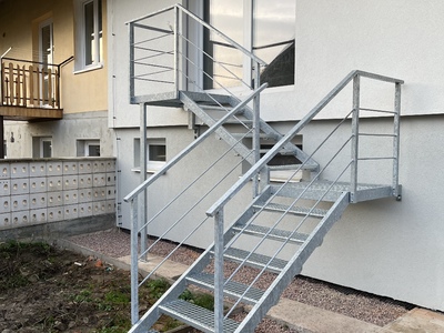 pozinkované schody do zahrady