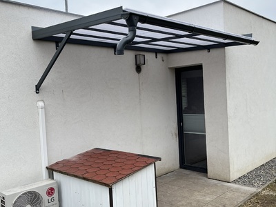 přístřešek s polykarbonátovou krytinou