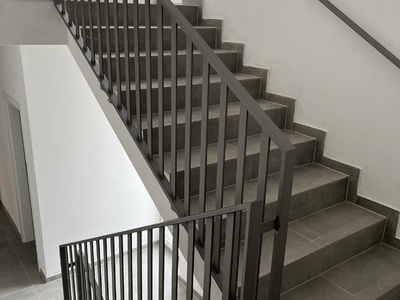 jaklové zábradlí s nástřikem do bytového domu