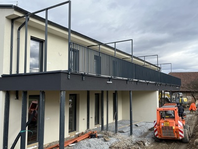 venkovní jaklové zábradlí s nástřikem do bytového domu