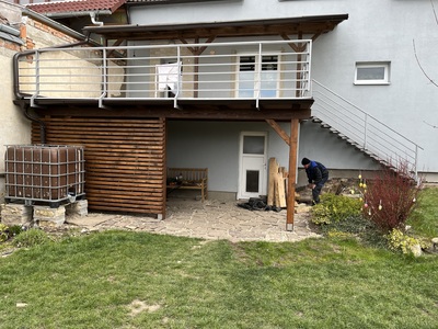 jaklové zábradlí s nástřikem na terasu