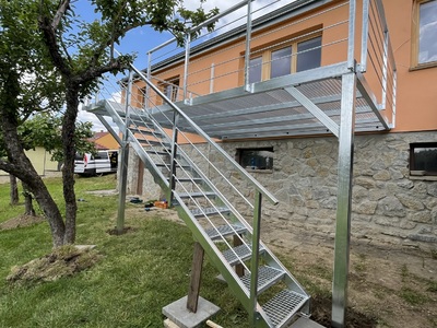 realizace pozinkované terasy s pororošty a zábradlím