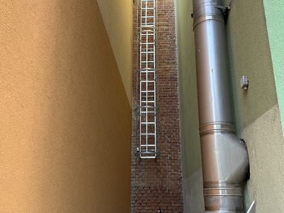 pozinkovaný požární žebřík k bytovému domu