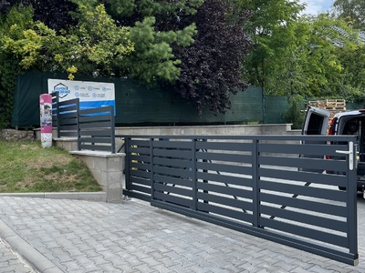 sekční pojezdová brána