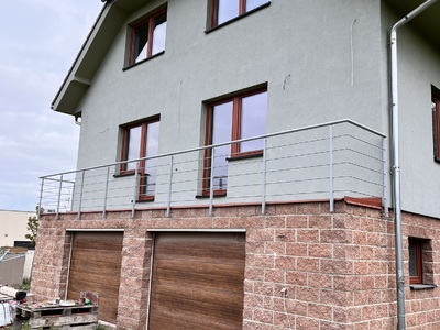 Nerezové zábradlí na rodinném domě