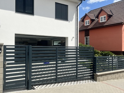 vstupní branka s pojezdovou bránou vyplněná dutými profily