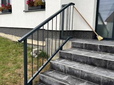 lakované zábradlí ke schodišti rodinného domu