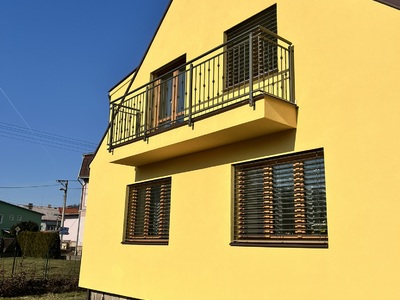 lakované zábradlí s kovářskými prvky na balkon