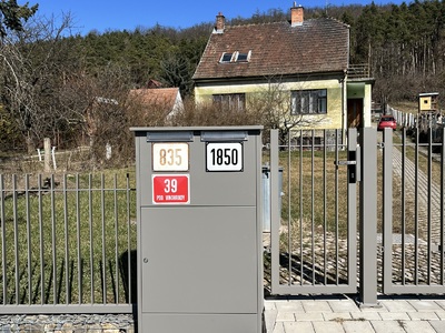 zhotovení lakované skřínky elektroměrů 