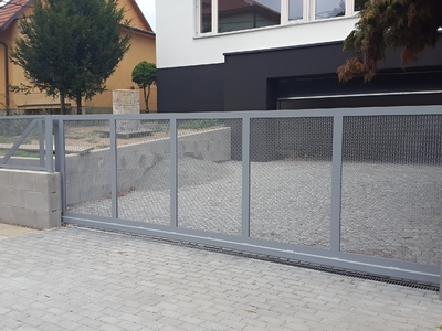 Posuvná brána s tahokovovou výplní