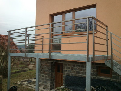 Nerezové zábradlí a pozinkovaná konstrukce venkovní terasy