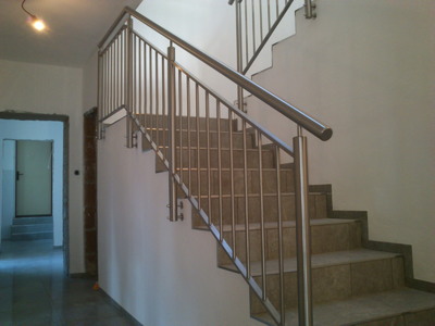 Nerezové zábradlí se svislou výplní