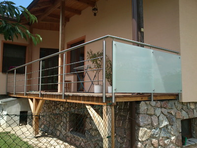 Nerezové zábradlí v kombinaci s mléčným bezpečnostním sklem