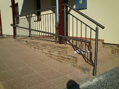 Nerezové zábradlí a madlo u vstupu do domu