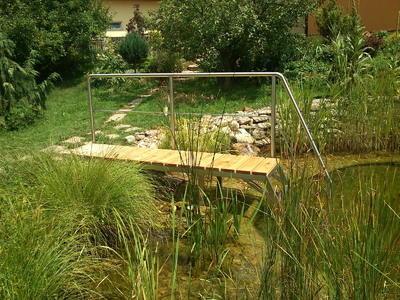 Nerezové zábradlí a nerezová konstrukce mola u koupacího jezírka