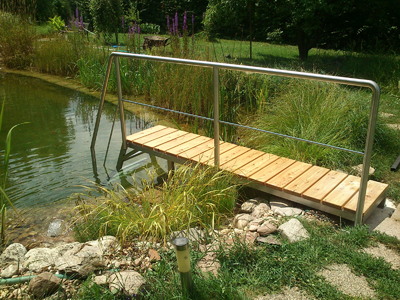 Nerezové zábradlí a nerezová konstrukce mola u koupacího jezírka