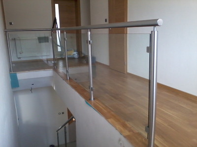 Nerezové zábradlí s výplní z bezpečnostního skla