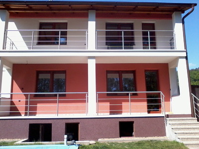 Nerezové zábradlí balkonu rodinného domu