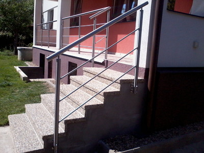 Nerezové zábradlí na schodech na balkon