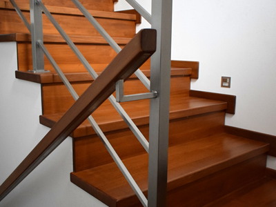 Nerezové zábradlí s dřevěným madlem ze čtvercových profilů