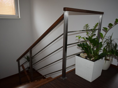 Nerezové zábradlí s dřevěným madlem ze čtvercových profilů